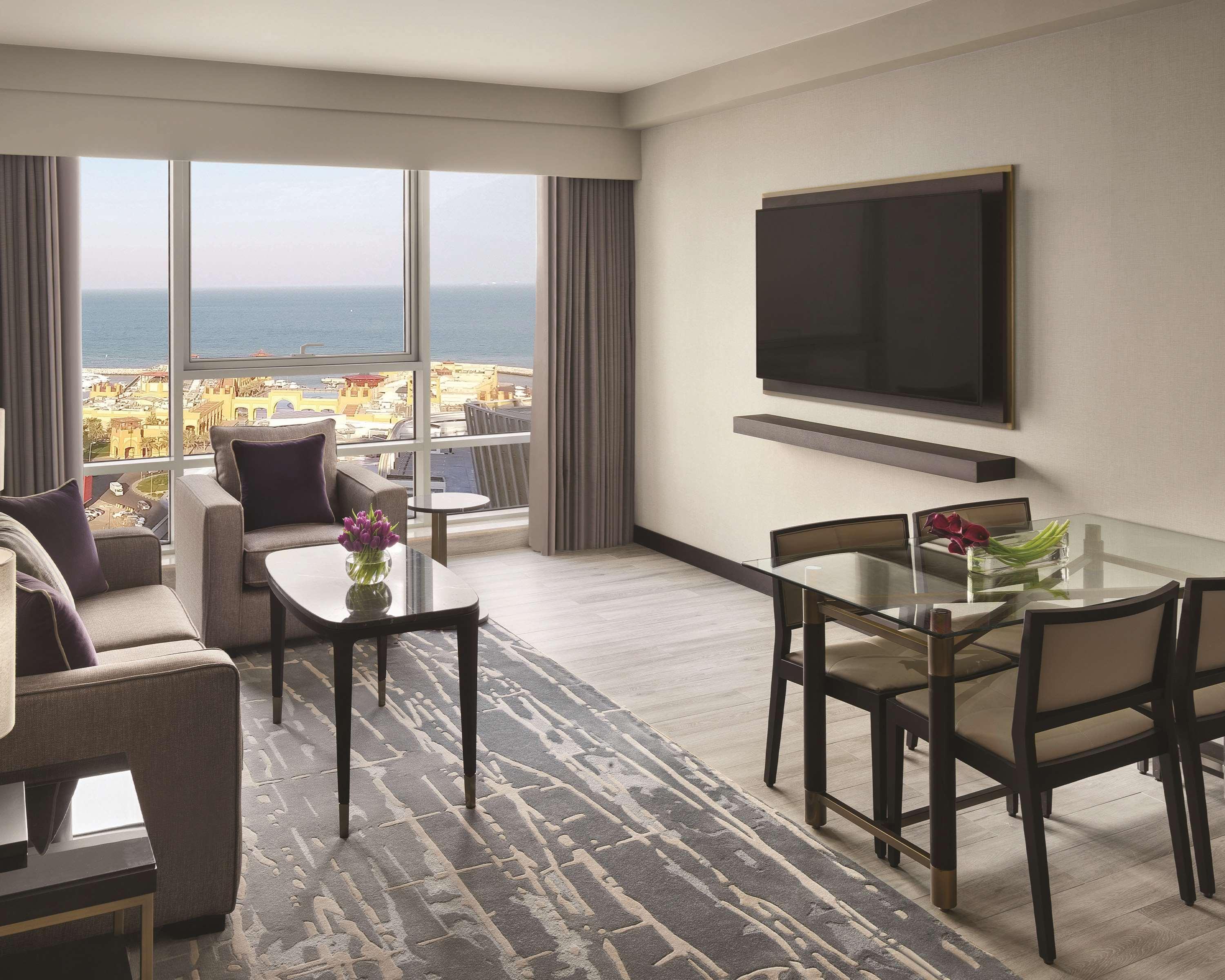 阿尔寇特购物中心凯悦酒店 科威特 外观 照片 A living room in a suite at the Hilton San Diego Bayfront